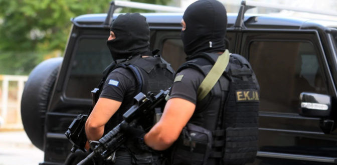 Κρυμμένο οπλοστάσιο στα Εξάρχεια στο διαμέρισμα του θανόντα συζύγου της