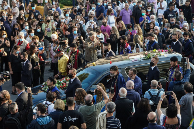Η Κρήτη σήμερα δάκρυσε τον αποχαιρετισμό του Μίκη Θεοδωράκη. Με έναν λυγμό από το λιμάνι της Σούδας μέχρι την Αγορά των Χανίων...