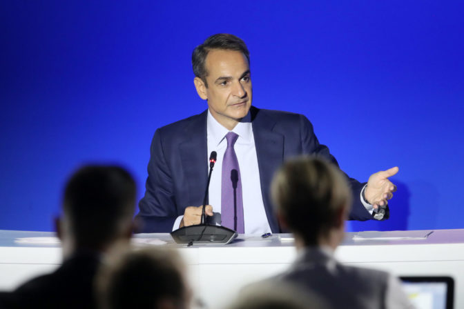 Μόνιμα δώρα για τους λίγους, προσωρινά καθρεφτάκια για τους πολλούς, αυτή είναι η κυβέρνηση της χώρας