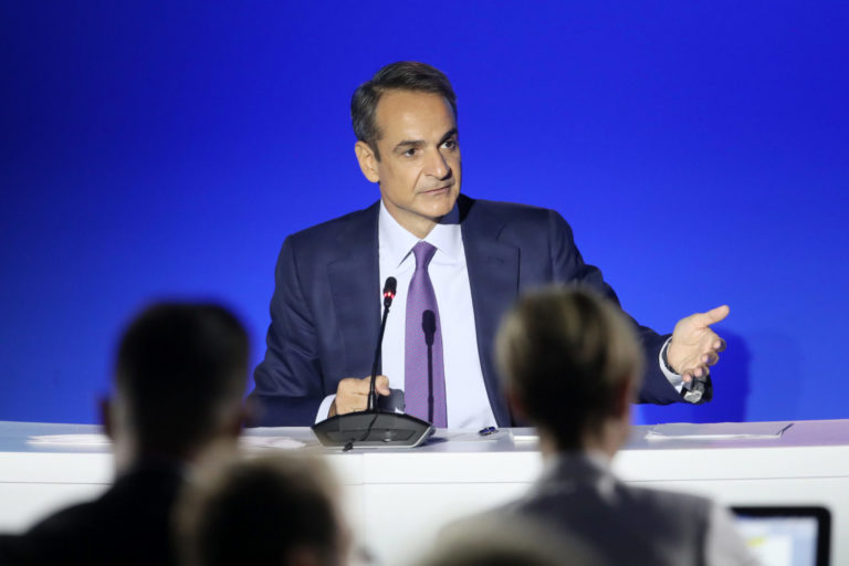 Μόνιμα δώρα για τους λίγους, προσωρινά καθρεφτάκια για τους πολλούς, αυτή είναι η κυβέρνηση της χώρας