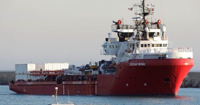 Το Ocean Viking έσωσε 122 μετανάστες τους οποίους περισυνέλλεξε στη Μεσόγειο