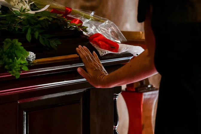 Χιλιάδες προσέρχονται στη Μητρόπολη Αθηνών για τον ύστατο χαιρετισμό στο Μίκη Θεοδωράκη