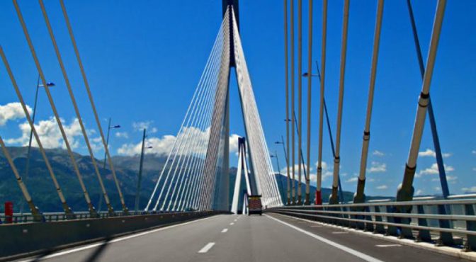 Γυναίκα απείλησε να πέσει από την γέφυρα Ρίου - Αντιρρίου. Απετράπη το μοιραίο άλμα