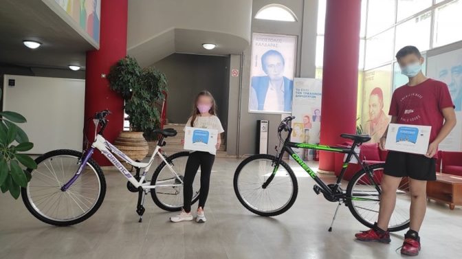 Δόθηκαν δύο ποδήλατα σε δυο παιδιά σήμερα, μετά τη κλήρωση που έγινε με το πέρας της οργανωμένης ποδηλατάδας