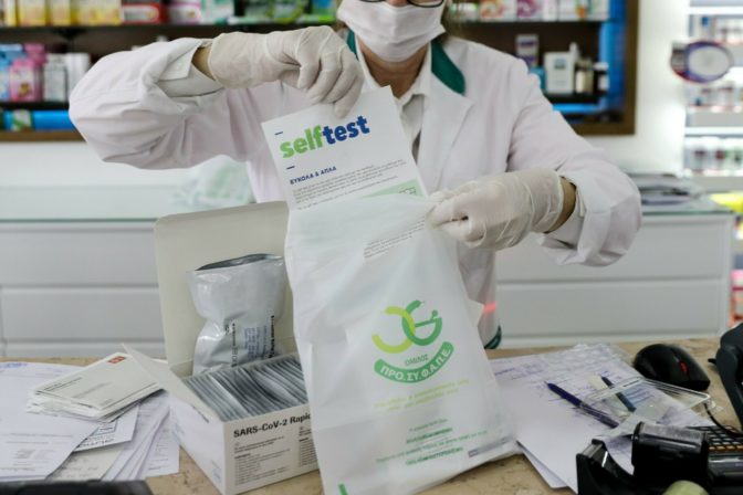 Δωρεάν από τα φαρμακεία τα Self-tests των μαθητών σε όλες τις βαθμίδες