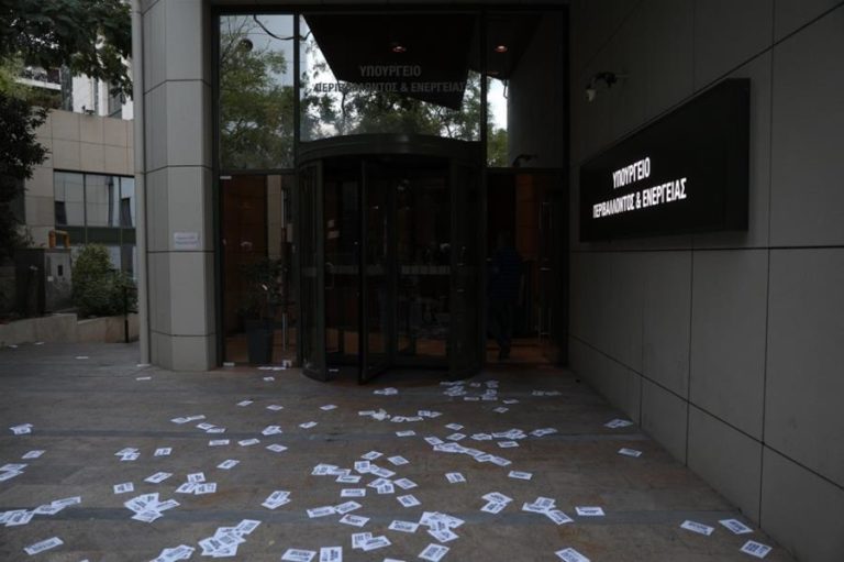 Εισβολή του Ρουβίκωνα στο υπουργείο Περιβάλλοντος με 23 συλλήψεις. Απέτυχαν να μπουν στο γραφείο του υπουργού Κώστα Σκρέκα