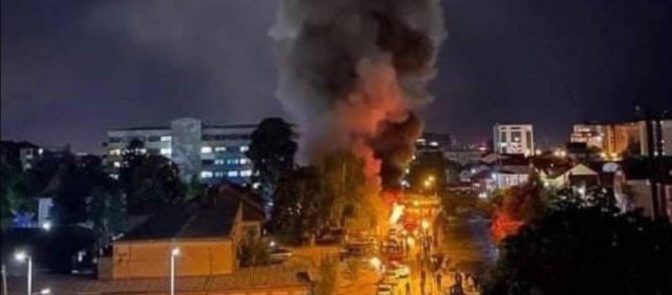 ΣΟΚ στη Βόρειο Μακεδονία με φωτιά σε προκάτ μονάδα νοσηλείας COVID-19. Τουλάχιστο δέκα οι νεκροί