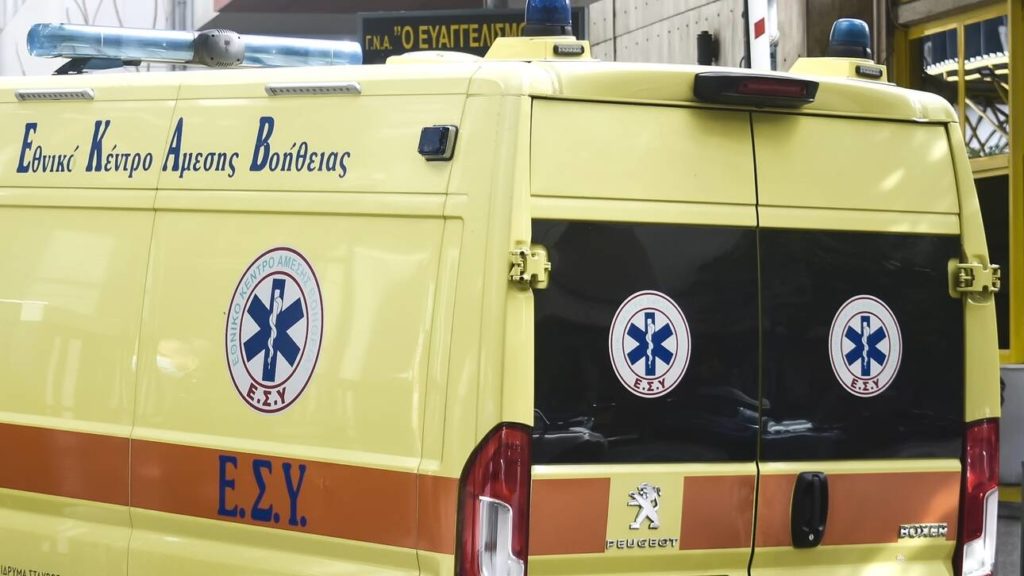 Σφοδρή σύγκρουση διερχόμενου ΙΧΕ με ασθενοφόρο, εχθές το βράδυ στη Λαμία