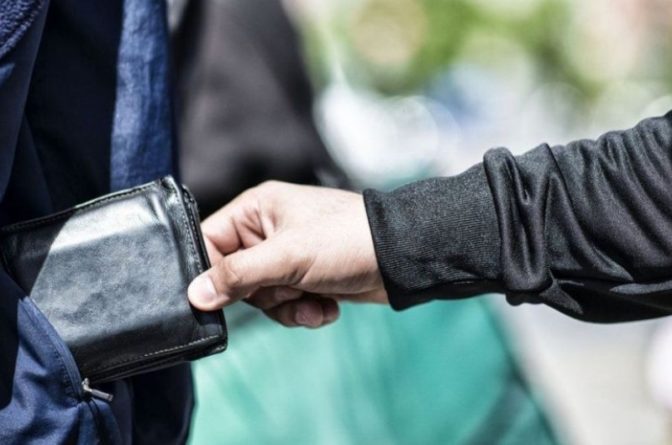 ΛΑΡΙΣΑ: Συνελήφη άντρας για δυο κλοπές τις δύο τελευταίες μέρες. Δύο κινητά τηλέφωνα, και το πορτοφόλι μιας εργαζομένης