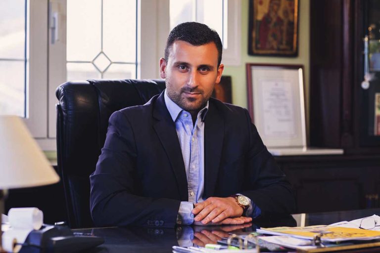 Ο δήμαρχος Καλαμπάκας Λευτέρης Αβραμόπουλος στο γραφείο του κατά τη διάρκεια εργασίας