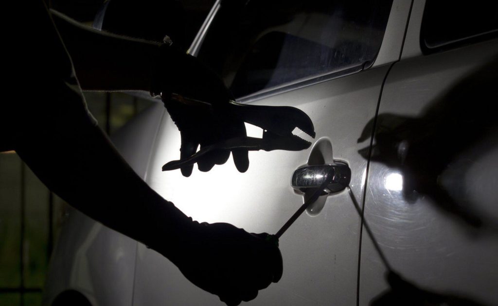 ΤΕΜΠΗ: Συνελήφθη για διαρρήξεις 5 αυτοκινήτων... Έκλεβε χρήματα, κάρτες και έγγραφα