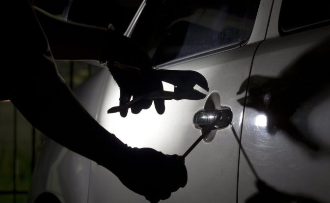 ΤΕΜΠΗ: Συνελήφθη για διαρρήξεις 5 αυτοκινήτων... Έκλεβε χρήματα, κάρτες και έγγραφα