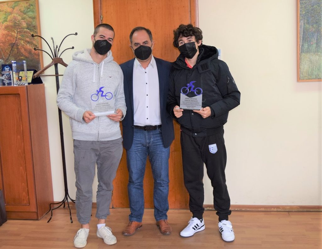 Ο δήμαρχος Καρδίτσας Β. Τσιάκος βράβευσε τον παραολυμπιονίκη Θ. Γκαβέλα και τον συνοδό του Σ. Γκαραγκάνη