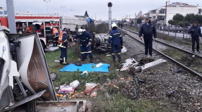 Αυτοκίνητο παρασύρθηκε από αμαξοστοιχία στα Τρίκαλα