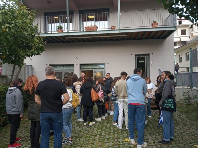 Βιβλιοθήκη Καλαμπάκας: Ξενάγηση στο Εσπερινό Γυμνάσιο-Λ. Τ. Τρικάλων και εταίρους από το πρόγραμμα Erasmus+