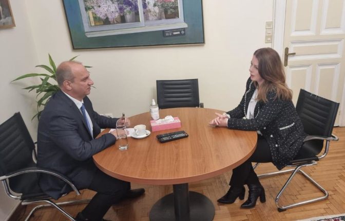 Συνάντηση Παπακώστα - Οικονόμου για την ενίσχυση των περιφερειακών Μ.Μ.Ε