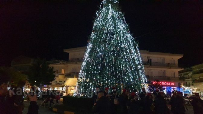 Φωταγωγήθηκε το χριστουγεννιάτικο δέντρο στην Καλαμπάκα