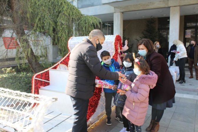 Μοίρασε δώρα, άκουσε ευχές και κάλαντα ο Περιφερειάρχης Θεσσαλίας Κώστας Αγοραστός
