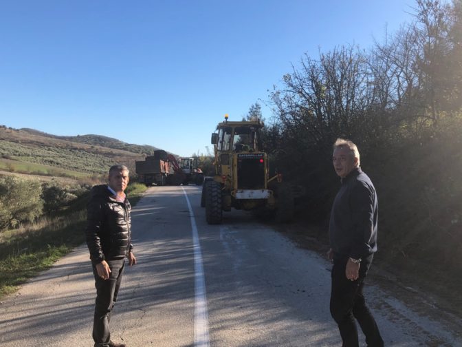 Σε εξέλιξη εργασίες καθαρισμού τριγωνικών τάφρων και ερεισμάτων στο επαρχιακό και εθνικό δίκτυο των Τρικάλων