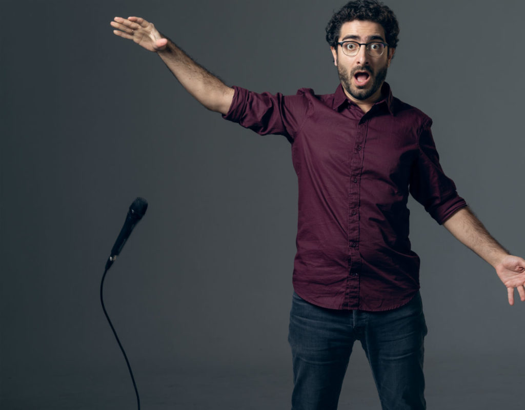 «Να το φως»: Η νέα stand-up comedy του Λάμπρου Φισφή στα Τρίκαλα