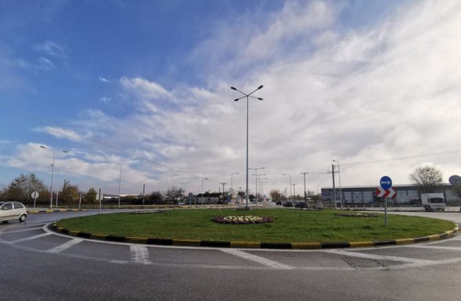 Λουλουδάτοι και φροντισμένοι οι κόμβοι στα Τρίκαλα  