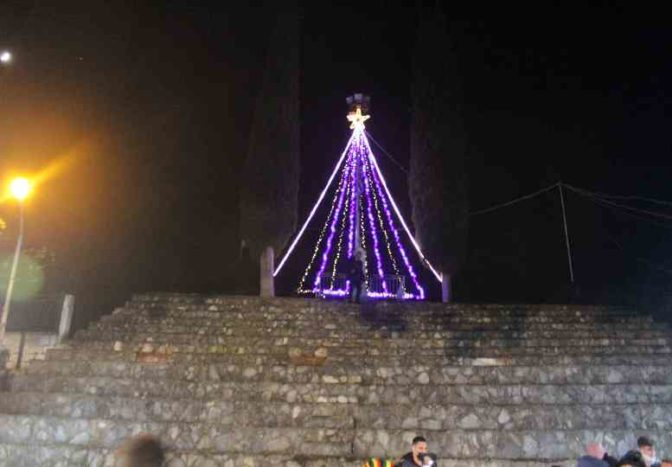 Φωταγωγήθηκε το Χριστουγεννιάτικο Δένδρο στο Παλαιομονάστηρο