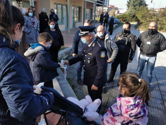 Συνεργασία Δήμου Τρικκαίων – Αστυνομίας και πρόσθετη χριστουγεννιάτικη στήριξη τρικαλινών οικογενειών  