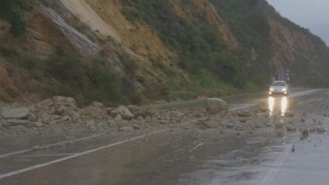 Κακοκαιρία: Δύσκολο βράδυ για τον νομό Τρικάλων