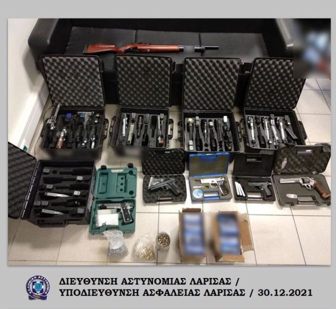 Συλλήψεις δύο ατόμων στα Φάρσαλα για παράνομη κατοχή όπλων και αρχαίων νομισμάτων