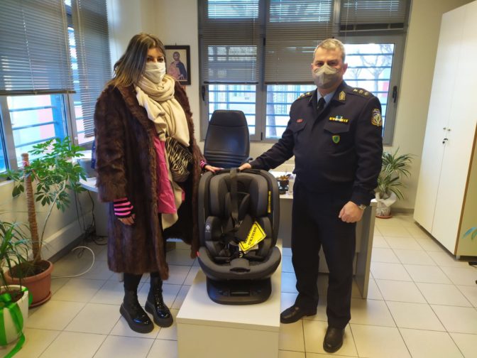 Το Τμήμα Τροχαίας Λάρισας δώρισε παιδικό κάθισμα αυτοκινήτου στο πρώτο παιδί που γεννήθηκε το έτος 2022 στη Λάρισα