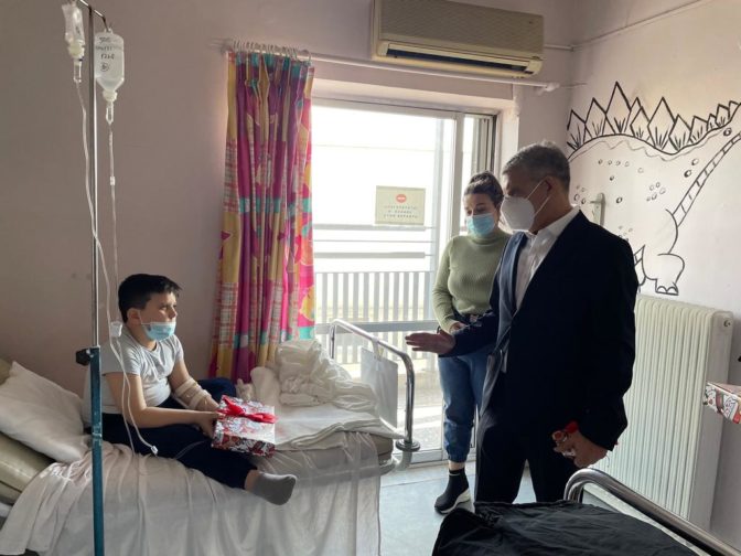 Τα δώρα του Κώστα Αγοραστού στα παιδιά που νοσηλεύονται στο ΓΝΛ