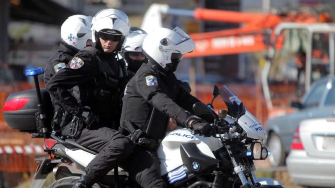 Με τις χειμερινές στολές το καλοκαίρι οι δικυκλιστές της ΕΛ.ΑΣ. στα Τρίκαλα