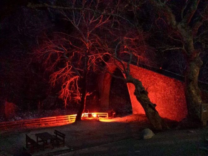 Με τα χρώματα της «ΕΛΠΙΔΑΣ» φωταγωγήθηκε η Τοξωτή Γέφυρα του Αγίου Βησσαρίωνα στην Πύλη