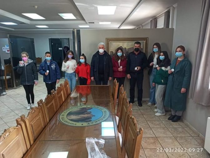 Κονκάρδες μοίρασε ο Δήμος Μετεώρων στα σχολεία