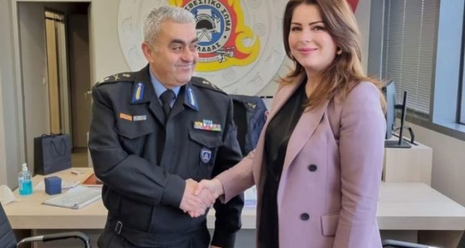 Η Κ. Παπακώστα στον Αρχηγό της Πυροσβεστικής κ. Ράπανο
