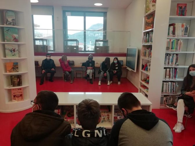 Επίσκεψη του Γυμνασίου Οξύνειας στη Βιβλιοθήκη Καλαμπάκας