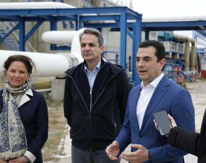 Μητσοτάκης και Σκρέκας στη Μονάδα Υγροποιημένου Φυσικού Αερίου (LNG) στο νησί της Ρεβυθούσας
