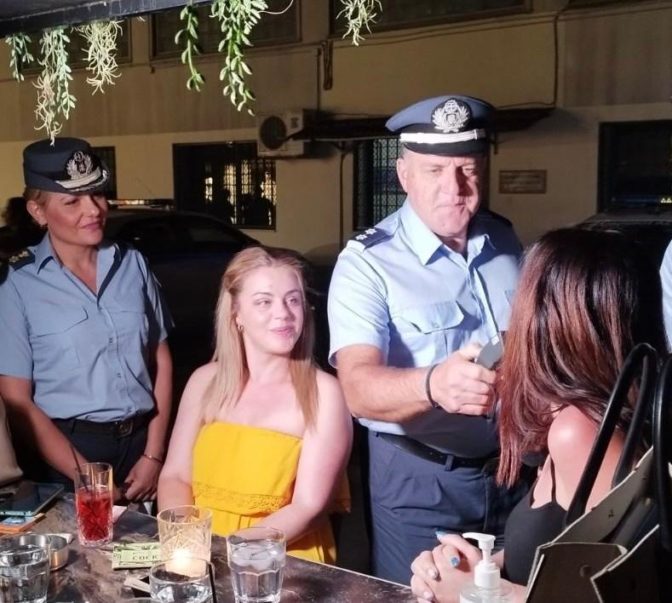 Αλκοτέστ σε πολίτες στα …μπαράκια της Λάρισας