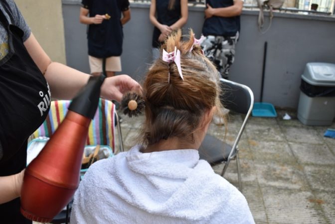 Όταν ο καλλωπισμός μετατρέπεται σε «Πράξη Προσφοράς και Αγάπης» στο Κέντρο Κοινότητας Δ. Τρικκαίων