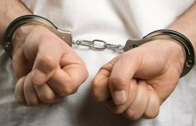 Καμπάνα και σύλληψη σε αστυνομικό που κλώτσησε γάτα