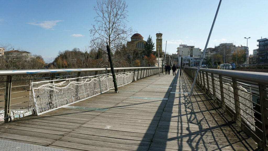 Λάρισα: Έπεσε από την πεζογέφυρα του Αλκαζάρ στον Πηνειό – Νεκρή μία γυναίκα