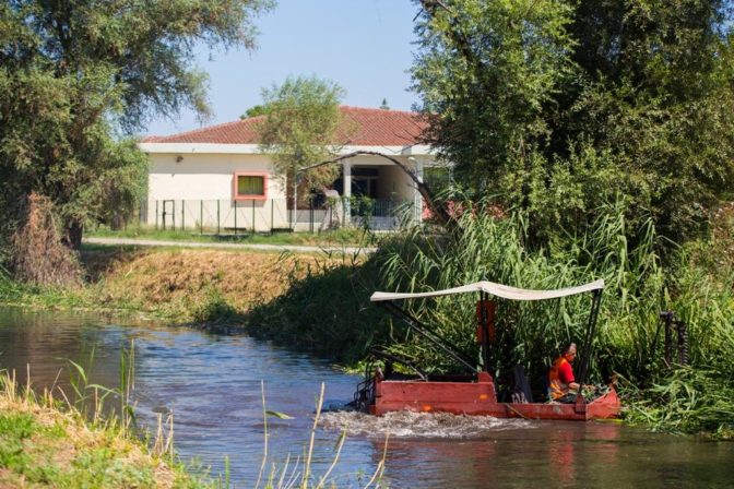 Δ. Τρικκαίων: Και με την ειδική βάρκα ο καθαρισμός της κοίτης των ποταμών στα Τρίκαλα