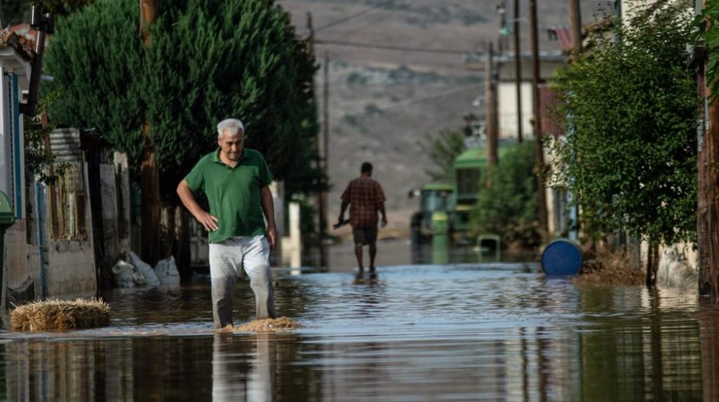 Ιανός: 50 εκατομμύρια αναθέσεις σε εργολάβους κάτω απο το τραπέζι