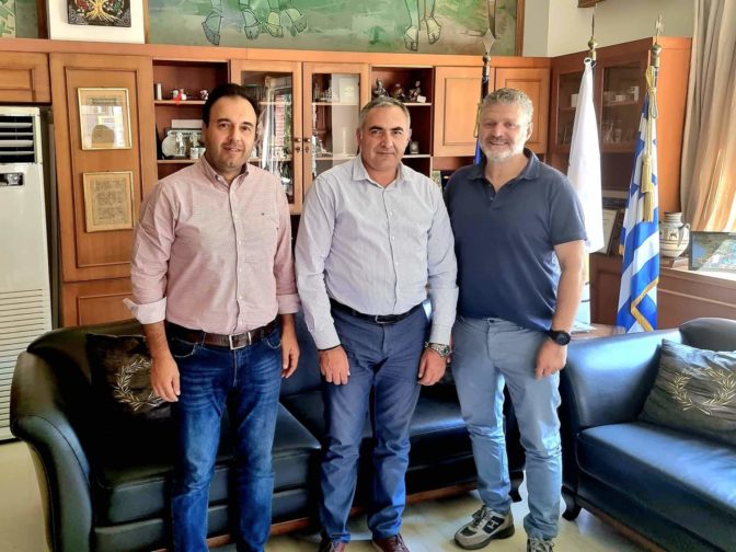 Οι Δήμαρχοι Αγιάς Λάρισας και Φοινίκης Αλβανίας στον Δήμαρχο Τρικκαίων