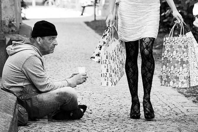 Η κυβέρνηση συνεχίζει να εμπαίζει - Ο λαός συνεχίζει να φτωχαίνει  