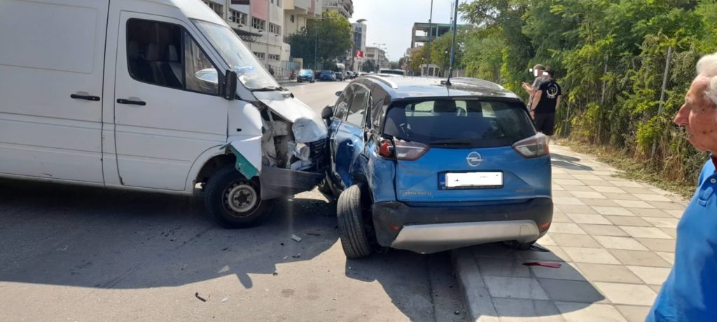 Τροχαίο μπροστά στο Γενικό Νοσοκομείο Λάρισας -Τραυματίστηκε κοριτσάκι