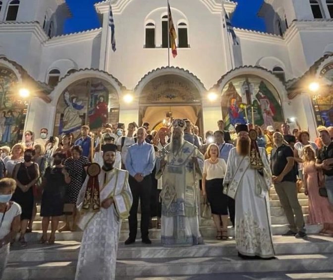 Λιτανεία του Επιταφίου της Παναγίας και της Εικόνας της Τριχερούσας στην παραλία Κατερίνης