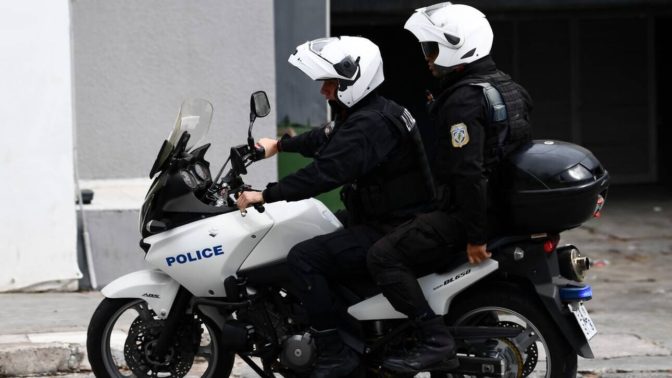 Aστυνομικοί της ΔΙΑΣ σε επιχείρηση στα Τρίκαλα
