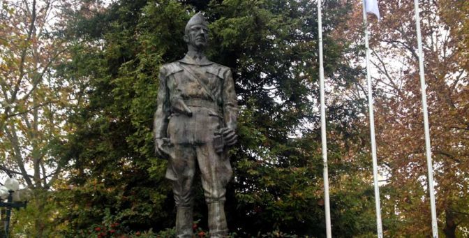 Λαϊκή Συσπείρωση Δήμου Τρικκαίων: Το άγαλμα του Στρατηγού Σαράφη ΠΡΕΠΕΙ και ΘΑ παραμείνει στη θέση του!