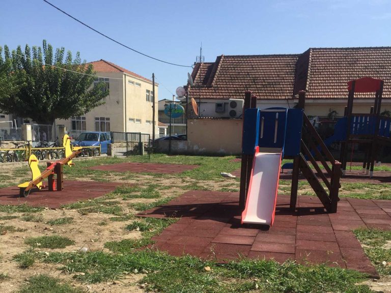 Στο Αγναντερό Καρδίτσας έχει μετατραπεί η παιδική χαρά, σε χώρο αποθήκευσης σκραπ